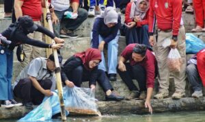 Restocking Ikan Ecoriparian Tjimanoek, Bupati Indramayu Tebar Benih Ikan Restocking Ikan Ecoriparian Tjimanoek, Bupati Indramayu Tebar Benih Ikan