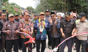 Syukuran Jalan Baru, Warga Gununghalu Adakan Ngompreng Bareng