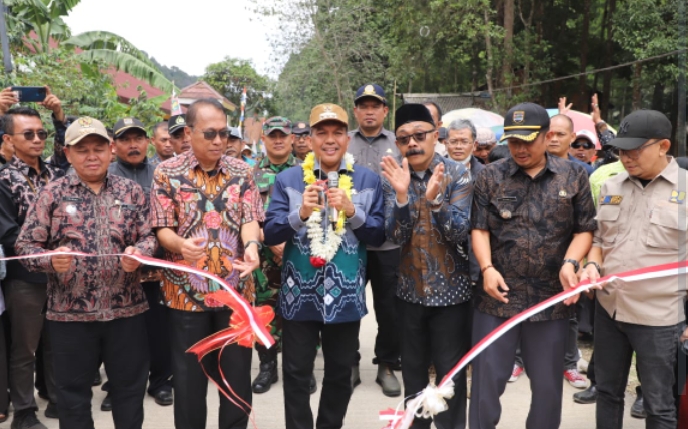 Syukuran Jalan Baru, Warga Gununghalu Adakan Ngompreng Bareng