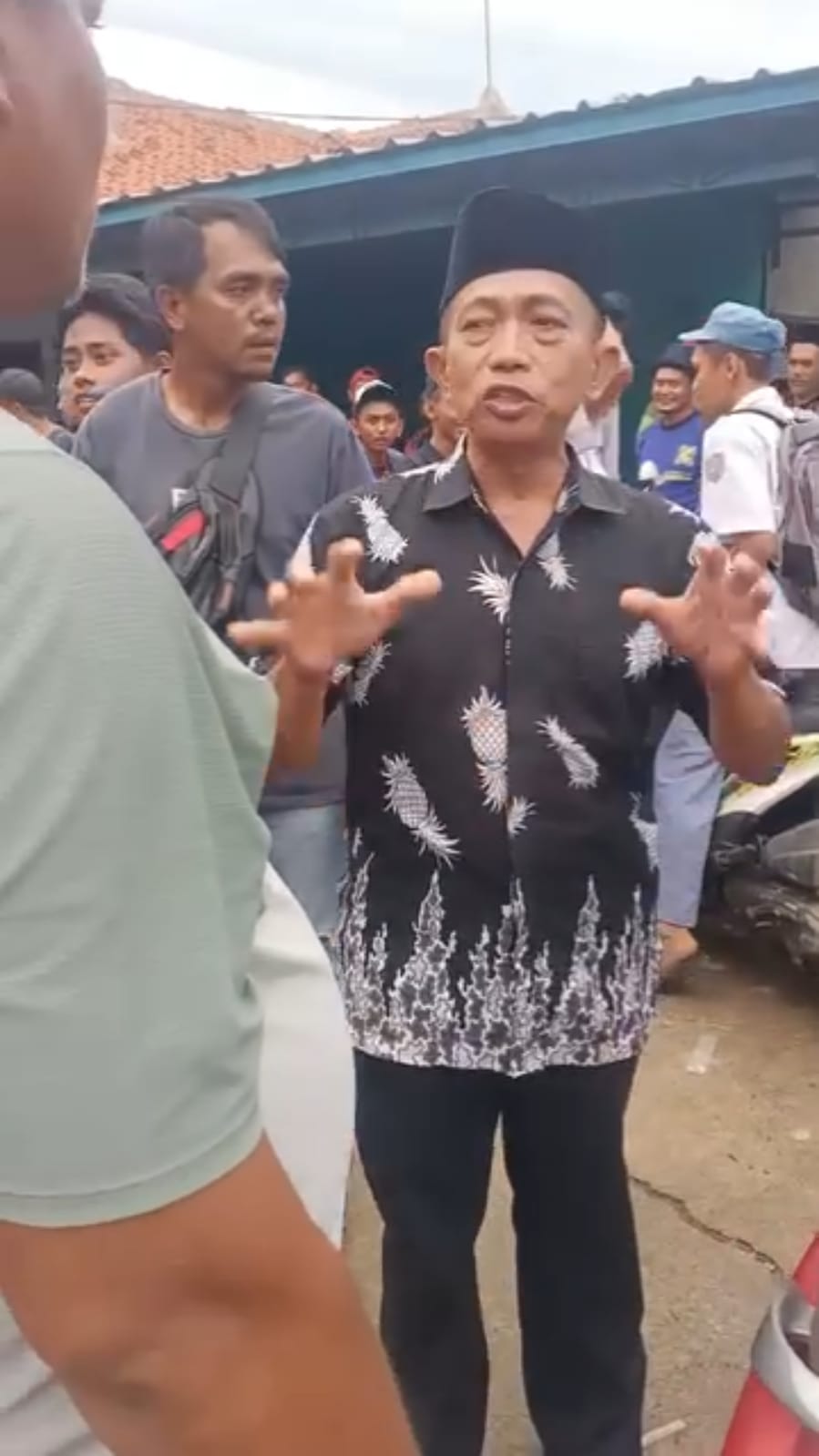 Diduga Oknum Polisi Aniaya Pelajar Hingga Tewas, Warga Geruduk Mapolsek Pusakanagara
