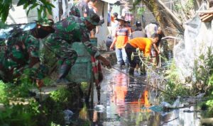 Gencar Mitigasi Bencana, Kodim 0605/Subang Bersihkan Sungai di Tengah Pemukiman Warga
