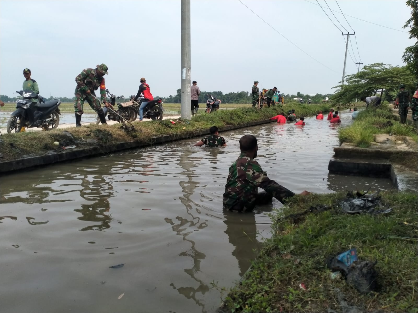 Jelang Musim Hujan, Koramil Binong Sinergi Bersama Warga Bersihkan Sungai Bojonegara