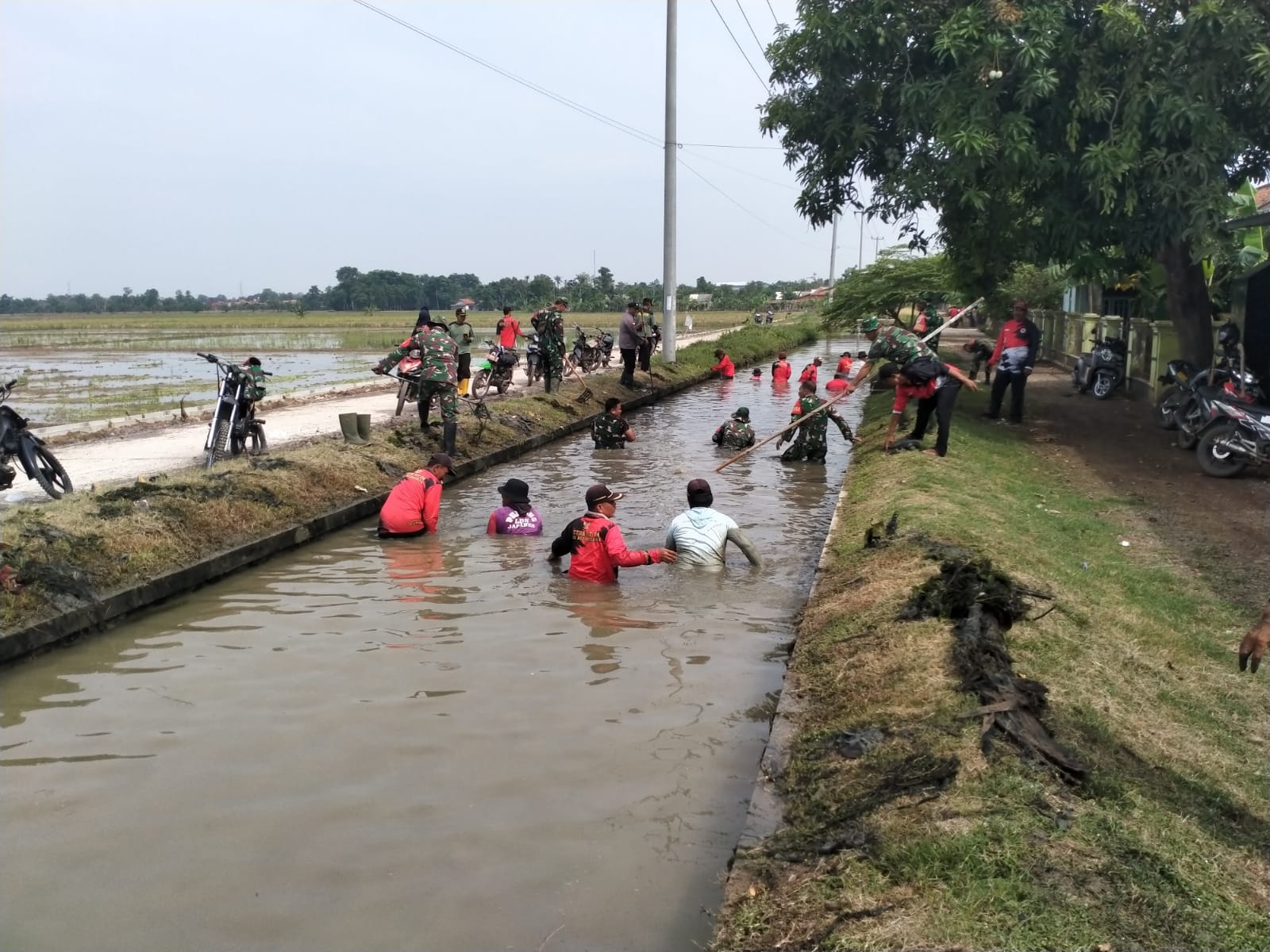 Jelang Musim Hujan, Koramil Binong Sinergi Bersama Warga Bersihkan Sungai Bojonegara1