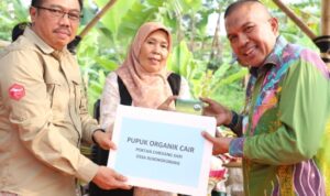 Pj Bupati KBB Berikan Bantuan Alat Pertanian & Subsidi ke Para Pedagang Beras & Cabai