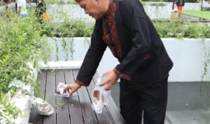 Pj Bupati KBB Punguti Sampah Sendiri Tanda Teguran Para Pengunjung Alun-Alun Lembang