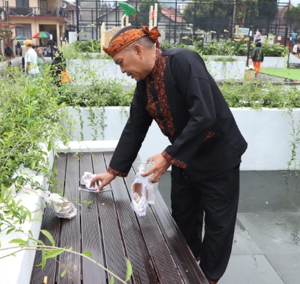 Pj Bupati KBB Punguti Sampah Sendiri Tanda Teguran Para Pengunjung Alun-Alun Lembang