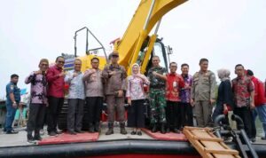Solusi Pendangkalan Muara, Kadiskanla & Bupati Indramayu Serahkan Kapal Keruk