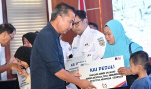 Bey Machmudin Serahkan Santunan Korban Kecelakaan Kereta Api di Cicalengka