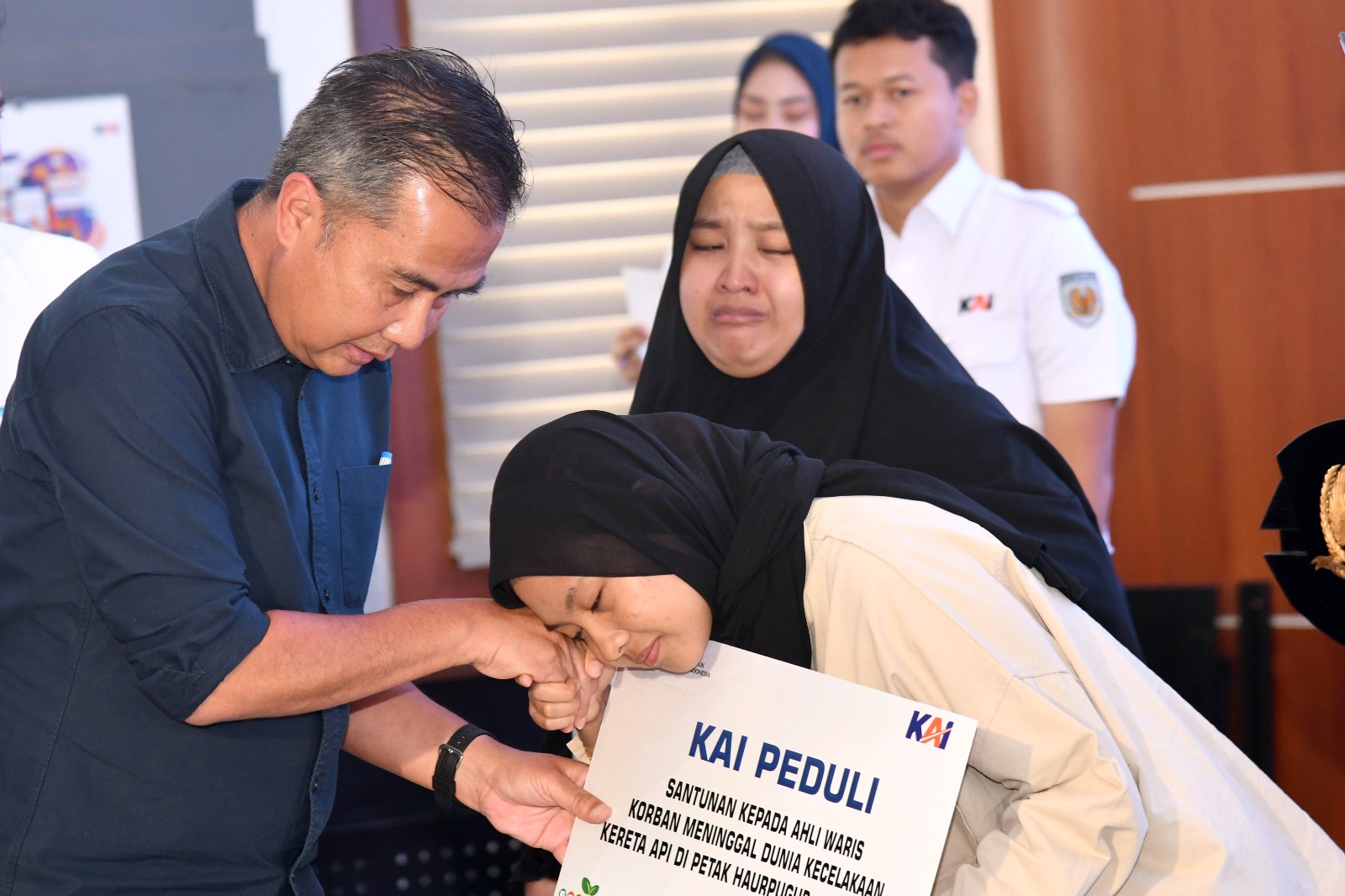 Bey Machmudin Serahkan Santunan Korban Kecelakaan Kereta Api di Cicalengka1