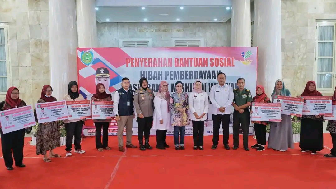 Bupati Indramayu Serahkan Bantuan Sosial Hibah Pemberdayaan Masyarakat