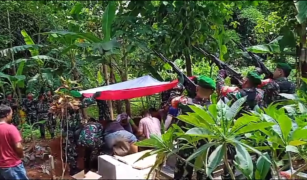 Danramil Subang Insfektur Upacara Pemakaman Purnawirawan Agus Susanto