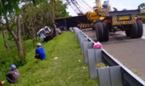 Diduga Sopir Mengantuk, Mobil Container Tabrak Pembatas Jalan Tol