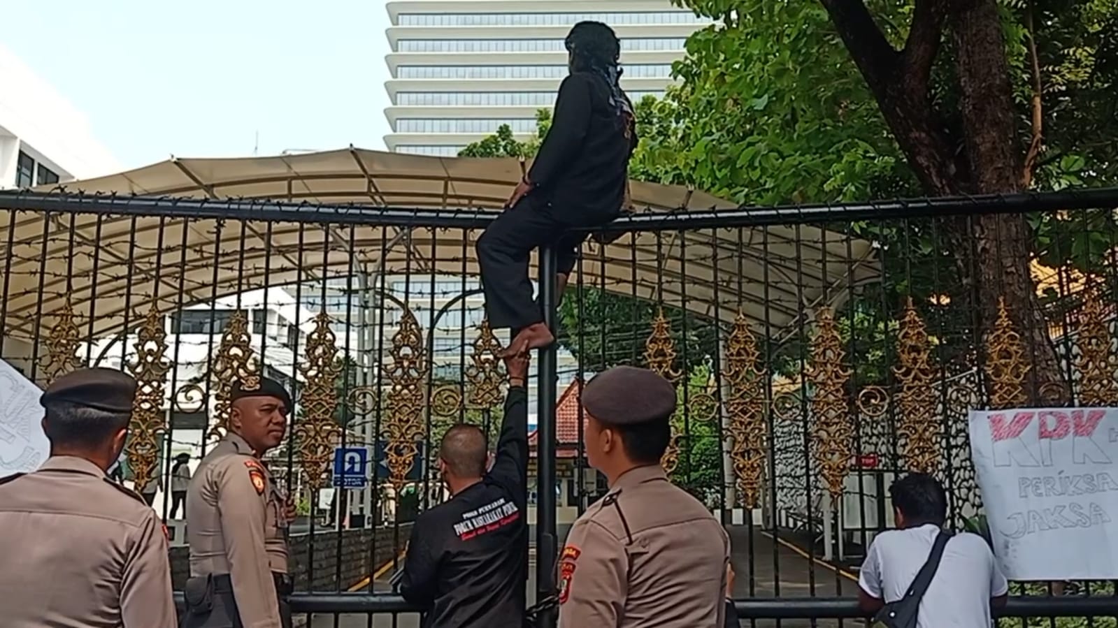Kejagung RI Digeruduk Lagi! Massa Desak Jaksa Agung Copot Oknum Jaksa Bas Faomasi & Kawan-kawan1