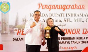 PMI Anugerahi Bupati Indramayu Tokoh Penggerak Donor Darah PMI Anugerahi Bupati Indramayu Tokoh Penggerak Donor Darah