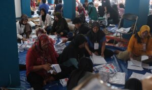 Petugas Bisa Sortir dan Lipat Banyaknya 14 Dus Surat Suara Per Hari Petugas Bisa Sortir dan Lipat Banyaknya 14 Dus Surat Suara Per Hari