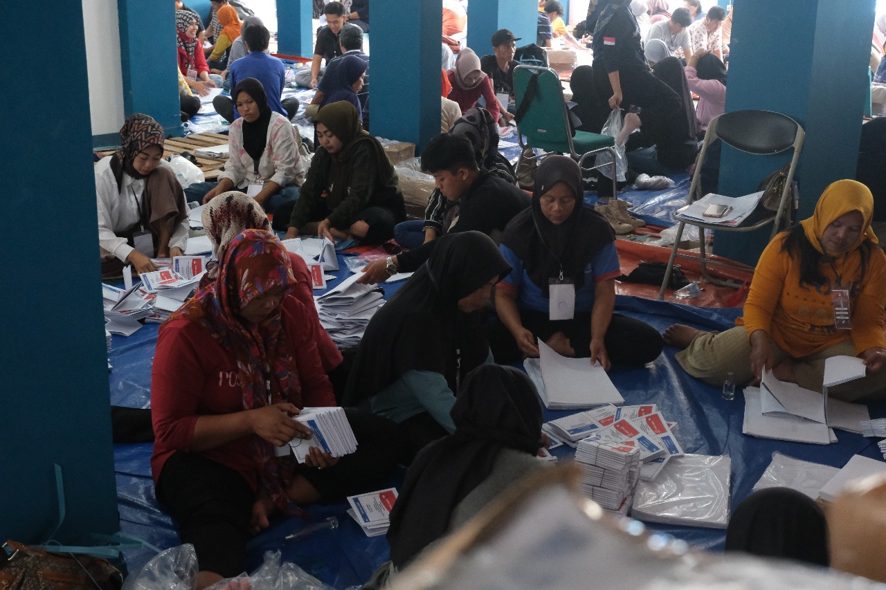 Petugas Bisa Sortir dan Lipat Banyaknya 14 Dus Surat Suara Per Hari