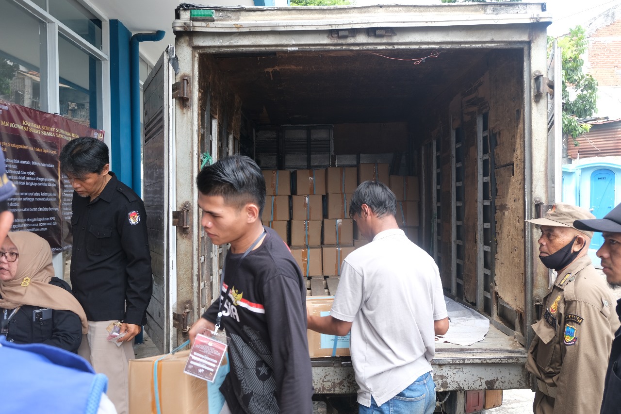 Petugas Bisa Sortir dan Lipat Banyaknya 14 Dus Surat Suara Per Hari1