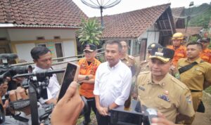 Pj Bupati Subang Tinjau Longsor Cipondok Jamin Logistik Cukup Pj Bupati Subang Tinjau Longsor Cipondok Jamin Logistik Cukup