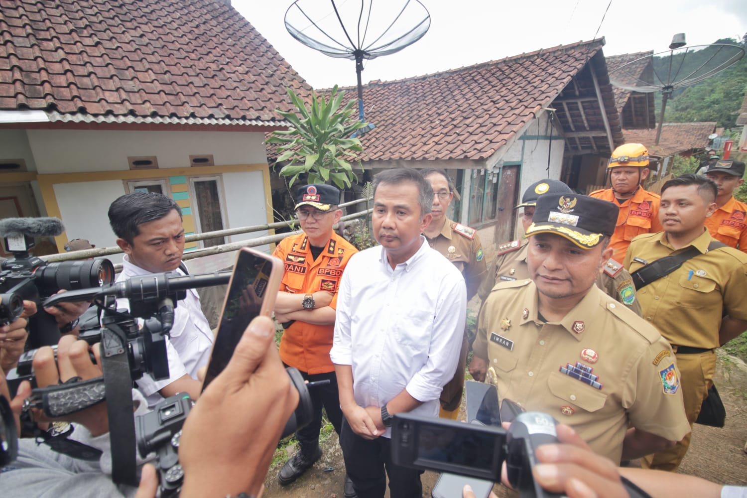 Pj Bupati Subang Tinjau Longsor Cipondok Jamin Logistik Cukup