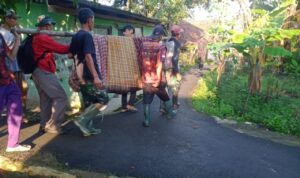 Seorang Warga Dangdeur Tersangkut di Pohon Sudah Tak Bernyawa Seorang Warga Dangdeur Tersangkut di Pohon Sudah Tak Bernyawa