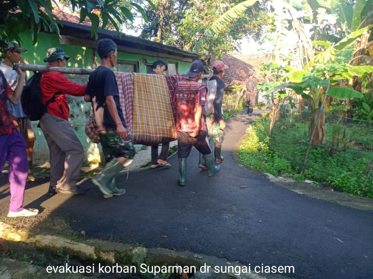 Seorang Warga Dangdeur Tersangkut di Pohon Sudah Tak Bernyawa