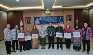 Bupati Indramayu Salurkan Dana Purna Tugas Kepada 103 Orang Senilai 2 Miliar Bupati Indramayu Salurkan Dana Purna Tugas Kepada 103 Orang Senilai 2 Miliar