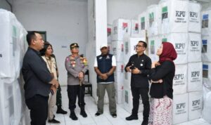 Bupati Nina Agustina dan Forkopimda Keliling Gudang Logistik Pastikan Pemilu Berjalan Aman & Lancar