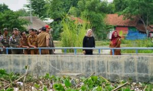 Debit Cimanuk Naik, Bupati Indramayu & Kadis PUPR Ingatkan Semua Pihak Untuk Waspada Debit Cimanuk Naik, Bupati Indramayu & Kadis PUPR Ingatkan Semua Pihak Untuk Waspada