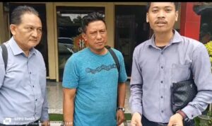 Diduga Menipu, Pengacara M.A.ROBBY S, S.H Adukan Mantan Kades Sukagumiwang Ke Polres Indramayu Diduga Menipu, Pengacara M.A.ROBBY S, S.H Adukan Mantan Kades Sukagumiwang Ke Polres Indramayu