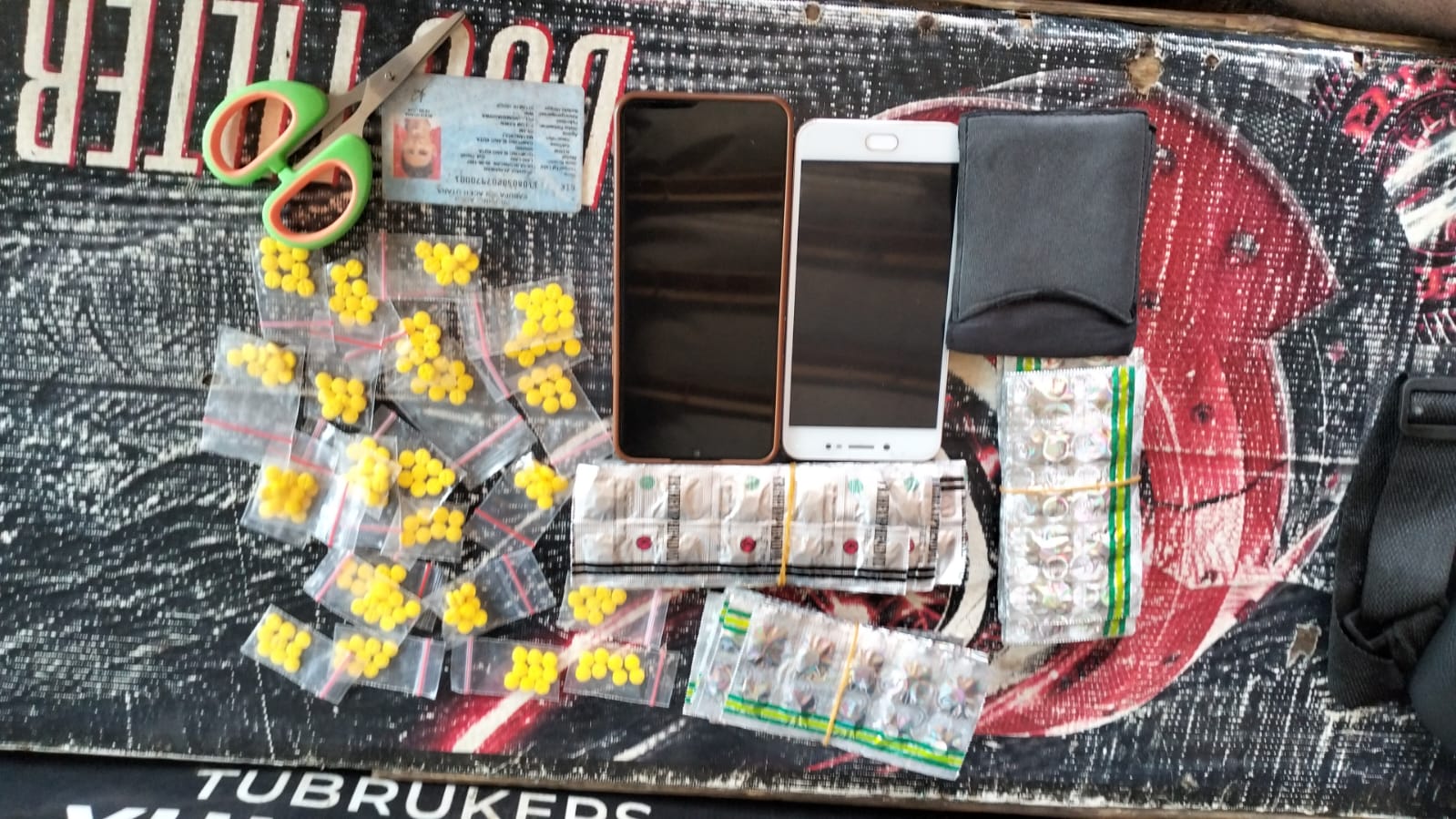 Penjual Obat Terlarang Berkedok Warung Kopi Digrebek Bhabinkamtibmas dan Babinsa Dangdeur Bersama Warga1