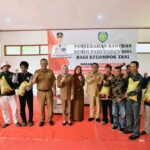 Perkuat Lumbung Pangan Nasional, Bupati Indramayu Serahkan Bantuan Benih Padi ke 722 Kelompok Tani