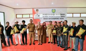 Perkuat Lumbung Pangan Nasional, Bupati Indramayu Serahkan Bantuan Benih Padi ke 722 Kelompok Tani Perkuat Lumbung Pangan Nasional, Bupati Indramayu Serahkan Bantuan Benih Padi ke 722 Kelompok Tani