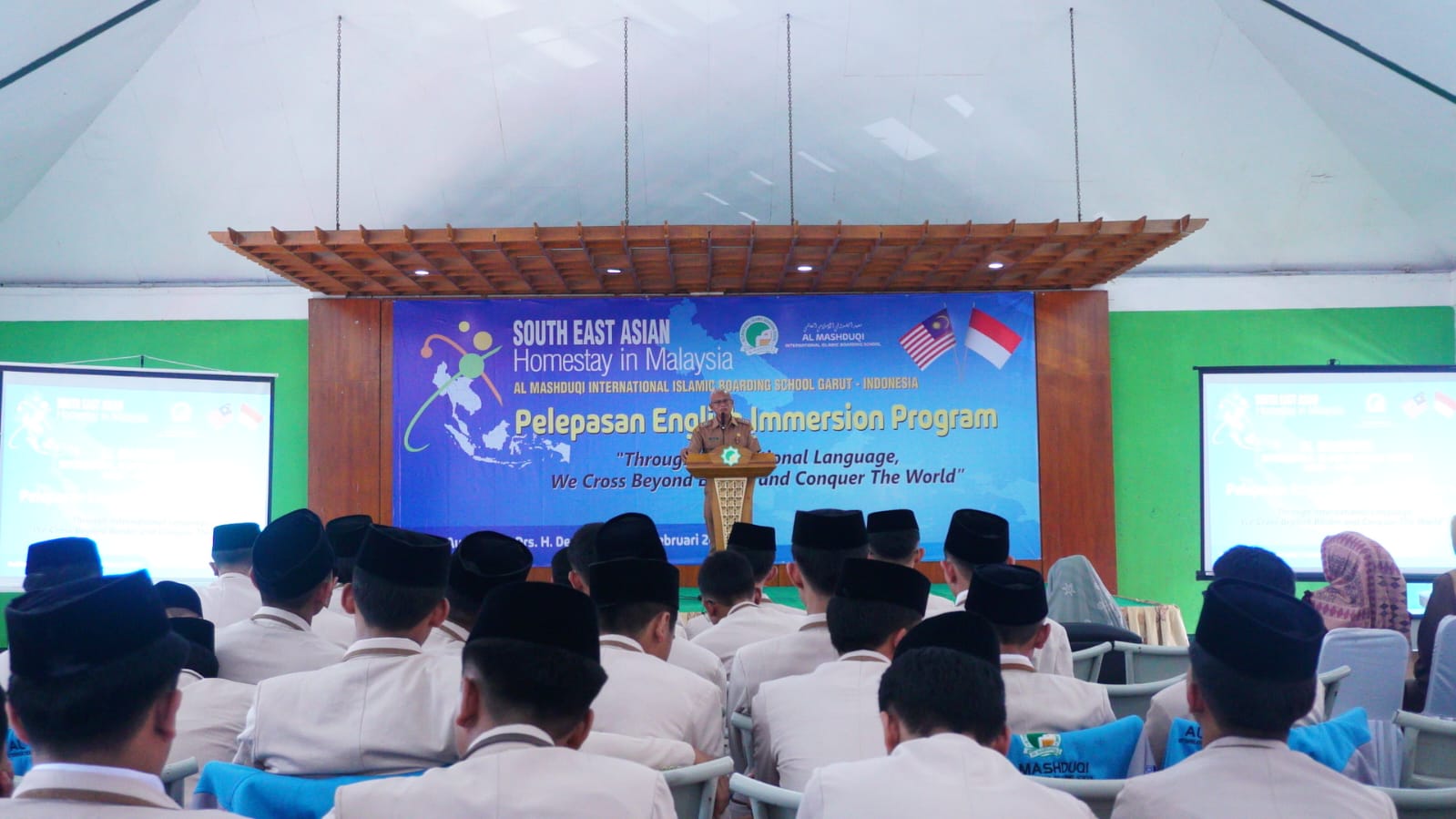 Sekda Garut Lepas 35 Siswa AMBS Garut untuk Program English Immersion di Malaysia