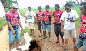 Tanggul Saluran Irigasi Longsor Paguyuban Pemuda Karang Asem Desak PJT Seksi Sukamandi Segera Turun Tangan