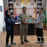 Bendahara DPD IWOI Garut Serahkan Sertifikat dan Plakat Golden Awards Ke 6 Kepada Kakan ATR-BPN Garut