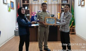 Bendahara DPD IWOI Garut Serahkan Sertifikat dan Plakat Golden Awards Ke 6 Kepada Kakan ATR-BPN Garut Bendahara DPD IWOI Garut Serahkan Sertifikat dan Plakat Golden Awards Ke 6 Kepada Kakan ATR-BPN Garut