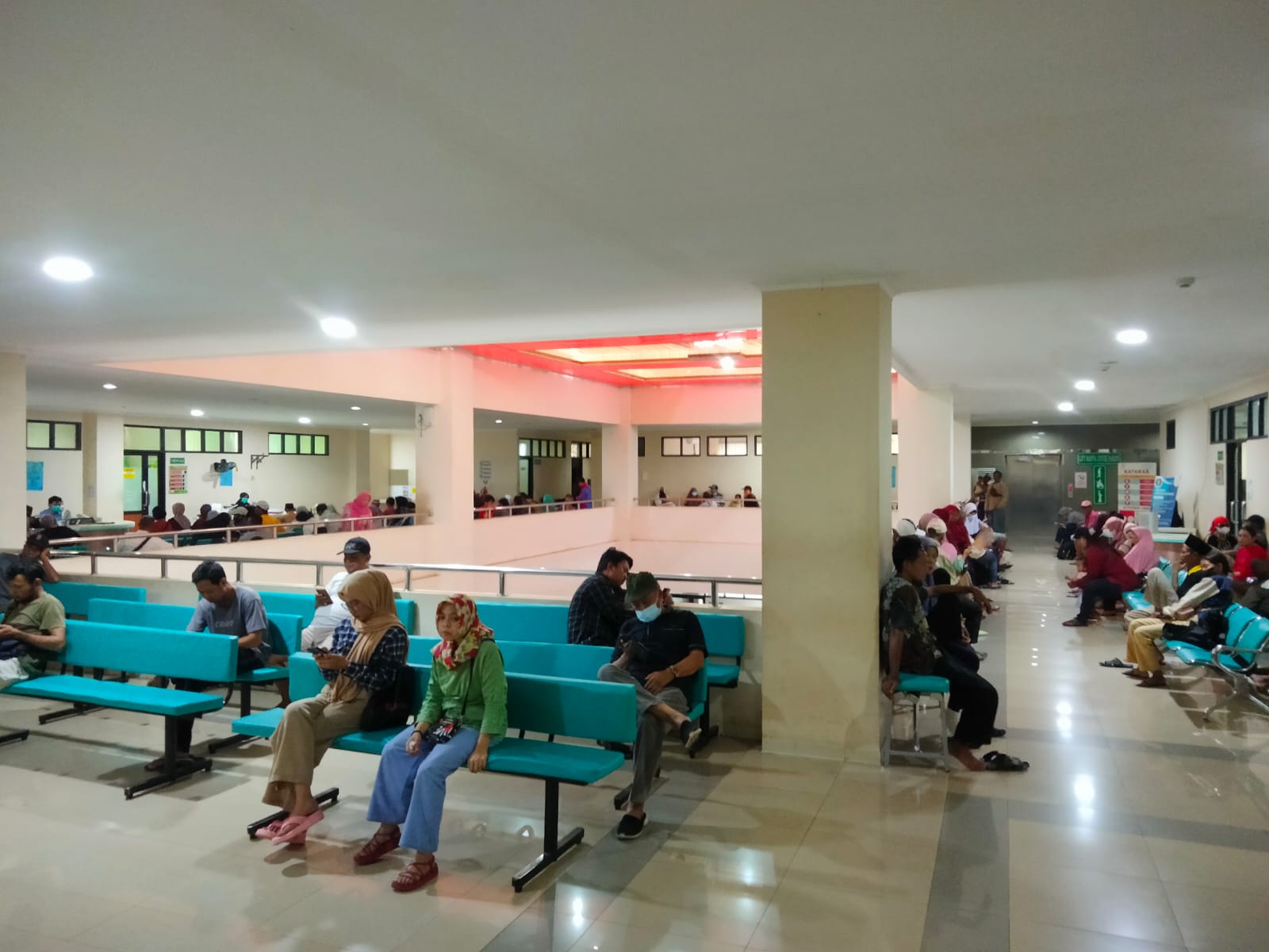 Ruang Tunggu Pasien Lantai 2 Instalasi Rawat Jalan RSUD Subang Panas dan Pengap
