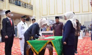 Wabup Mura Lantik 190 Pejabat Lingkungan Pemda Mura Wabup Mura Lantik 190 Pejabat Lingkungan Pemda Mura