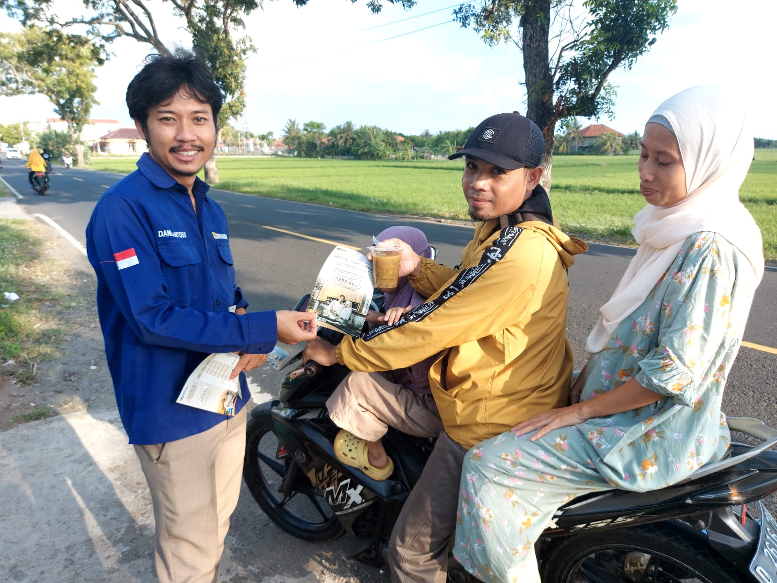 Berbagi Kebahagiaan di Bulan Ramadhan, PLN UP3 Garut Melalui ULP Pameungpeuk Laksanakan Kegiatan Berbagi Takjil dan Sosialisasi Promo Tambah Daya Listrik1