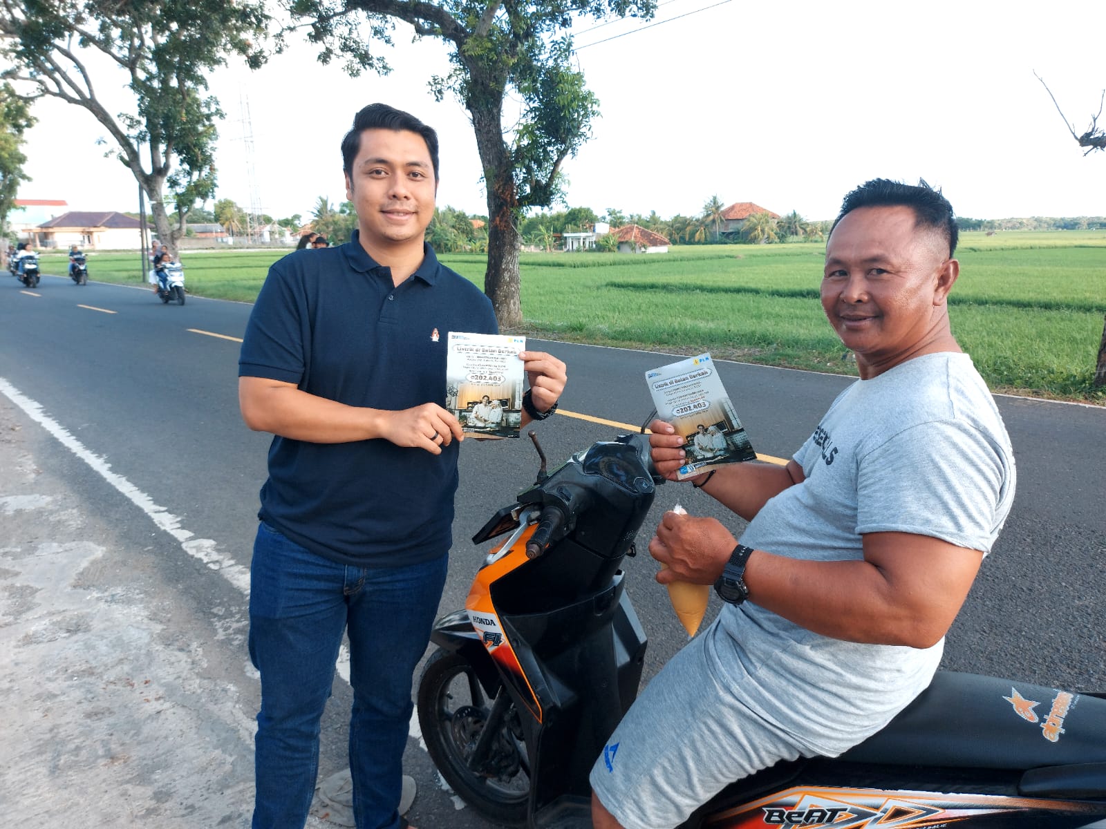 Berbagi Kebahagiaan di Bulan Ramadhan, PLN UP3 Garut Melalui ULP Pameungpeuk Laksanakan Kegiatan Berbagi Takjil dan Sosialisasi Promo Tambah Daya Listrik