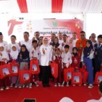 Bupati Indramayu & Disdikbud Salurkan Ribuan Pasang Sepatu Untuk Anak Sekolah