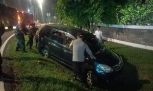 Kapolsek Cibogo Terjun Langsung Lakukan Evakuasi Mobil Terperosok Ke Parit Kapolsek Cibogo Terjun Langsung Lakukan Evakuasi Mobil Terperosok Ke Parit