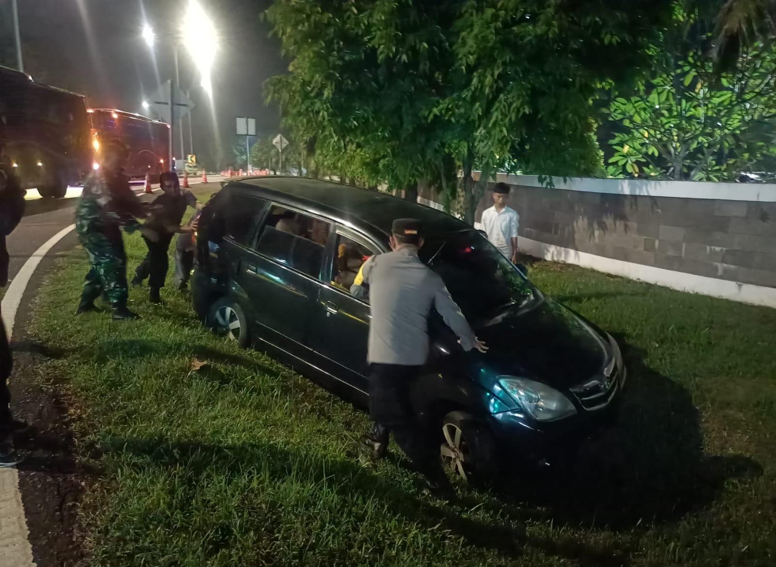 Kapolsek Cibogo Terjun Langsung Lakukan Evakuasi Mobil Terperosok Ke Parit