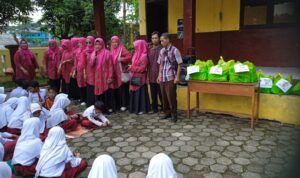 Kepala Sekolah Beserta Para Guru SDN Nusa Indah Santuni Belasan Anak Yatim Di Sekolahnya