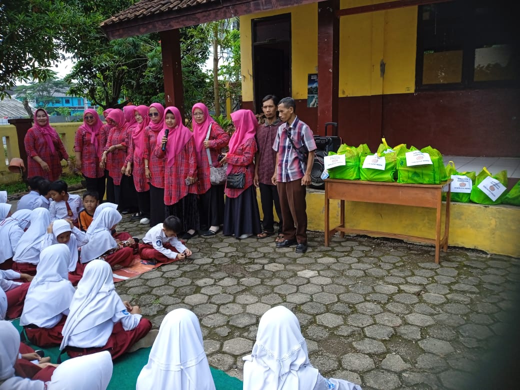 Kepala Sekolah Beserta Para Guru SDN Nusa Indah Santuni Belasan Anak Yatim Di Sekolahnya