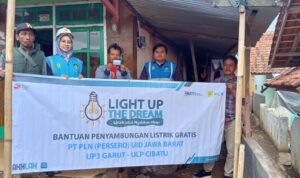 Nyalakan Mimpi, PLN UP3 Garut Melalui ULP Cibatu Laksanakan Penyalaan Listrik Gratis Melalui Program Light Up The Dream1 Nyalakan Mimpi, PLN UP3 Garut Melalui ULP Cibatu Laksanakan Penyalaan Listrik Gratis Melalui Program Light Up The Dream