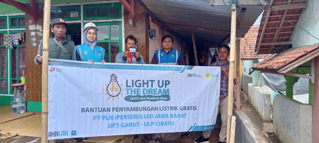 Nyalakan Mimpi, PLN UP3 Garut Melalui ULP Cibatu Laksanakan Penyalaan Listrik Gratis Melalui Program Light Up The Dream