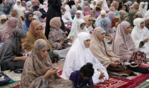 Ribuan Umat Muslim Indramayu Padati Sholat Idul Fitri di Alun-alun Puspawangi