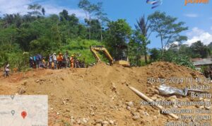 Tim Recovery PLN ULP Cikajang Sigap Dalam Penanganan Listrik yang Terdampak Longsor di Wilayah Banjarwangi