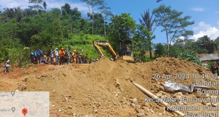 Tim Recovery PLN ULP Cikajang Sigap Dalam Penanganan Listrik yang Terdampak Longsor di Wilayah Banjarwangi